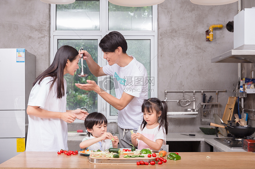 年轻父母与孩子一起在厨房做饭图片