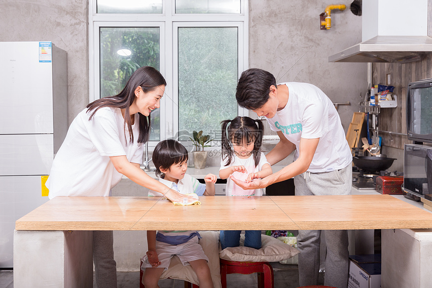 孩子学习帮助父母做家务擦桌子图片