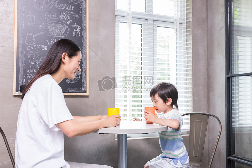 妈妈和孩子喝饮料聊天图片