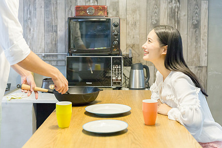 情侣厨房做饭年轻情侣一起做饭背景