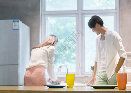 年轻情侣一起做饭背景图片