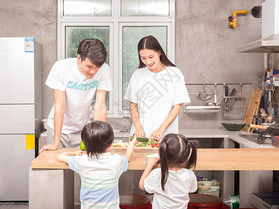 年轻父母与孩子一起在厨房做饭高清图片