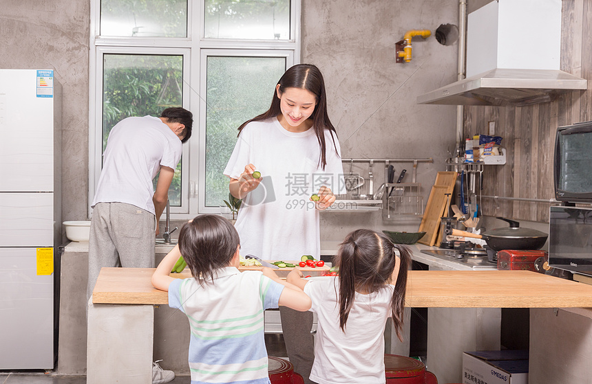 年轻父母与孩子一起在厨房做饭图片