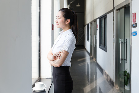 女孩和小鸟职业女性休息喝咖啡闭目背景