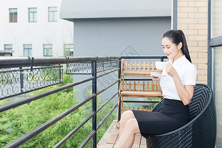 美丽职业女性阳台放松喝咖啡图片