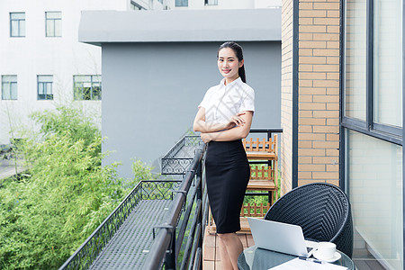 美丽职业女性阳台站立形象背景图片