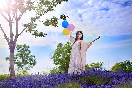 薰衣草丛中拿着气球的美女背景图片