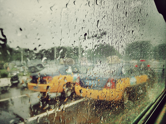 夏天的雨后-车窗上的雨水图片