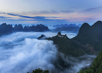 云海水墨漓江清晨的云海背景