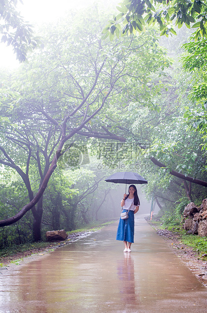 雨天的大蜀山意境人物打伞图片图片