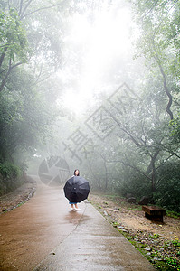 夏天雨后雾气弥漫的大蜀山人物打伞图片图片