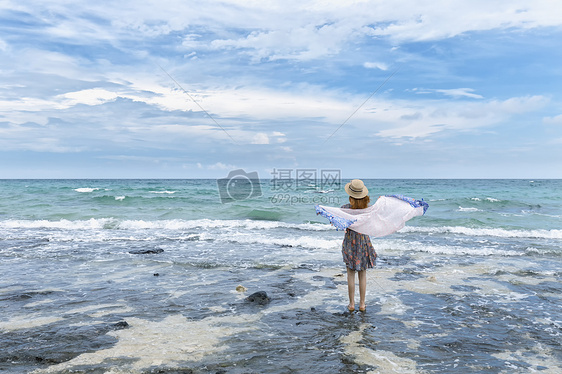 海边少女背影图片