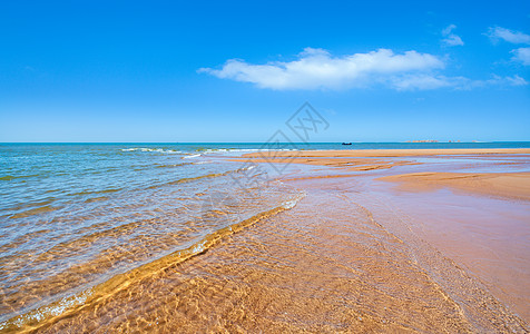 蓝天白云沙滩海浪背景