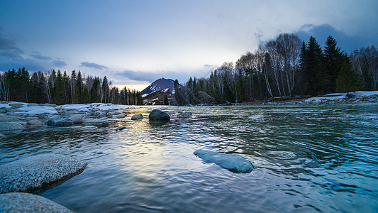 森林湖冰雪桥新疆和木村背景