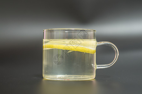 夏日饮品-杯中的柠檬蜂蜜水高清图片