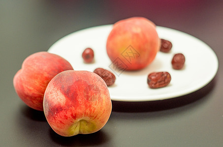 夏日水果-桃子与干红枣背景图片