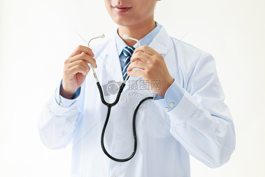 手拿听诊器的医生