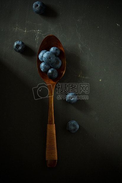 蓝莓与木勺图片