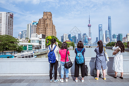 上海旅游女孩们拍照采风背影高清图片