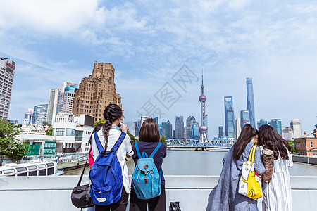 上海旅游女孩们拍照采风背影图片