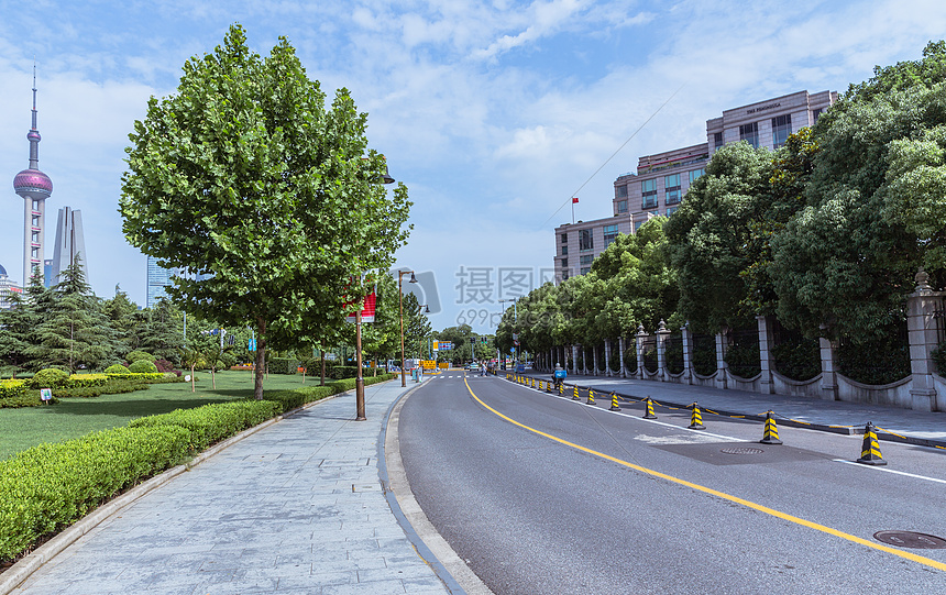 上海外滩城市空旷马路图片