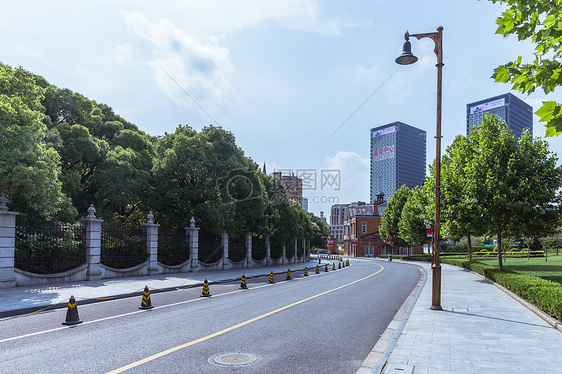 上海外滩城市空旷马路图片