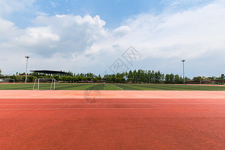 初中学习晴天下的校园操场背景