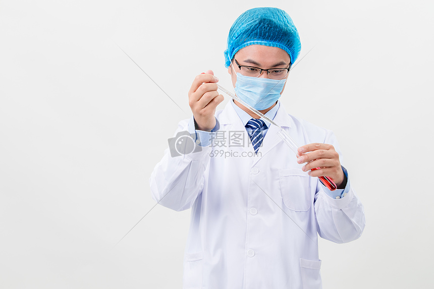 正在做化验实验的医生