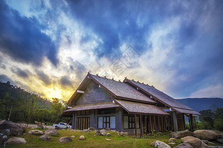 水边木屋山谷里的木屋背景