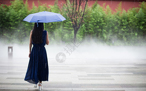 雨伞美女夏日雨中的太古里背景