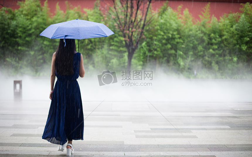 夏日雨中的太古里图片