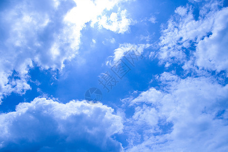 雨后晴朗的夏日天空背景图片