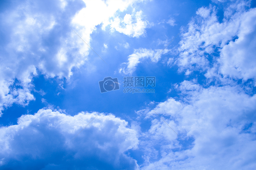 雨后晴朗的夏日天空图片