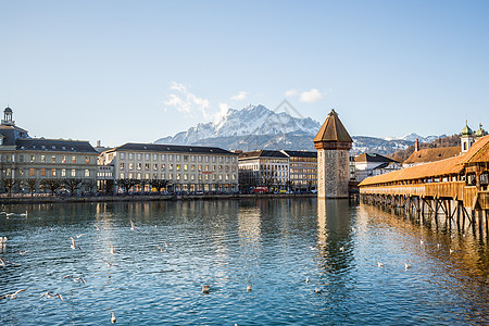 欧美拥抱瑞士卢塞恩卡贝尔桥背景