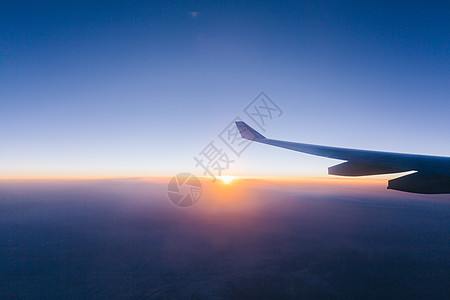 梦幻云层飞机上日出后的景色背景