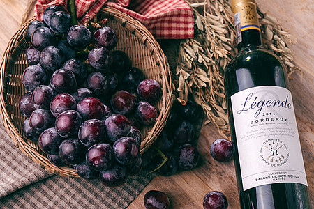 高端红酒夏日水果葡萄和葡萄酒室内摆拍静物背景