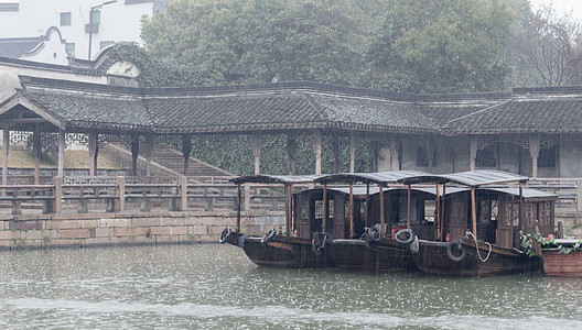 烟雨朦胧的乌镇古镇船只背景图片