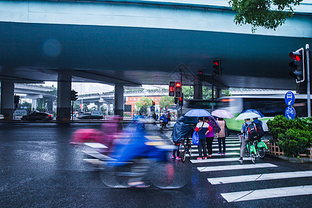 雨天街头行人过马路背景图片