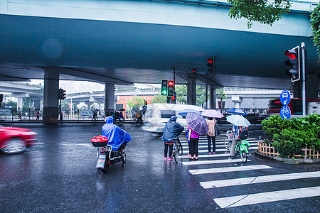 雨天街头行人过马路背景图片