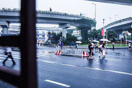 雨天街头行人过马路背景图片