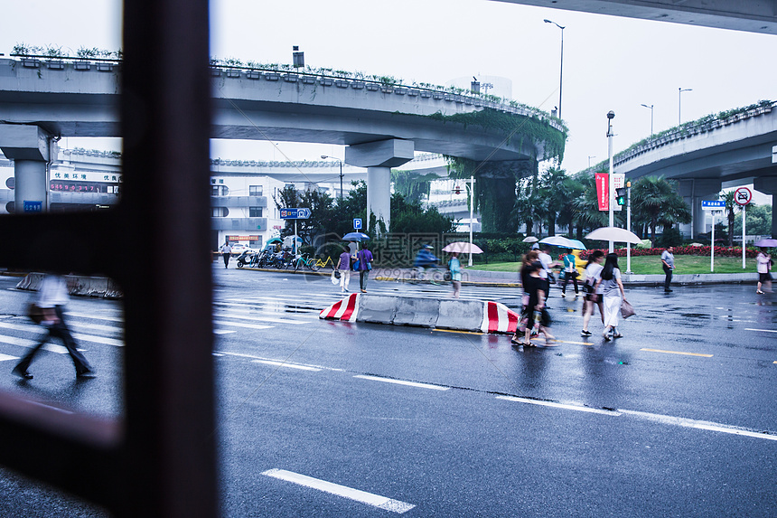 雨天街头行人过马路图片