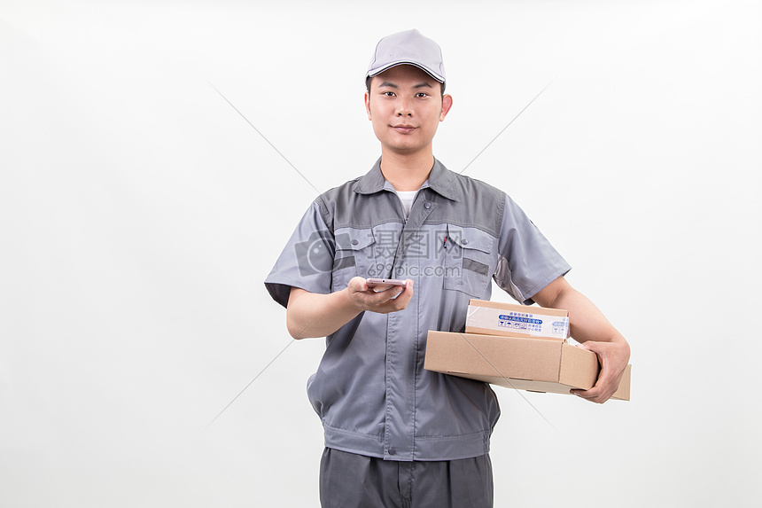 正在送货的快递员