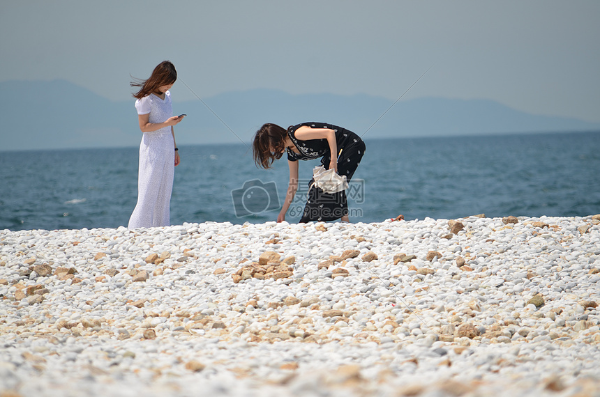 夏天海边的两个游客图片