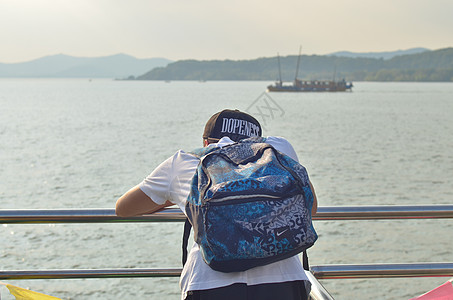 夏日海边男孩图片