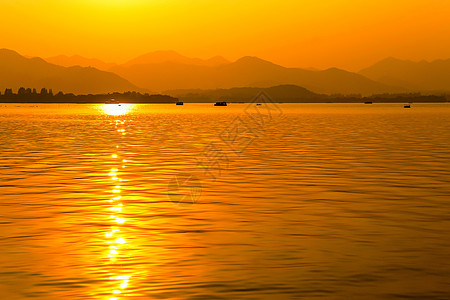温柔的夕阳湖面泛舟高清图片