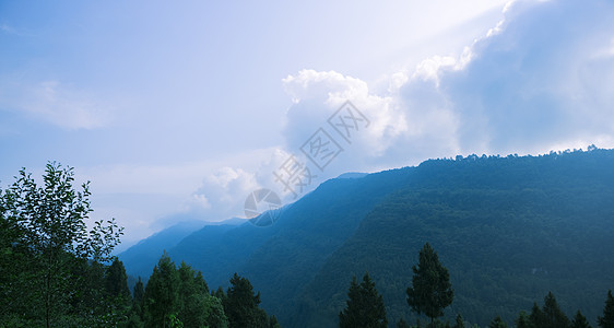 梨园日出而云霏开背景