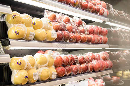 冰箱陈列新鲜的水果高清图片