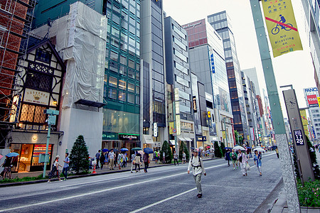 东京银座城市行走杆高清图片