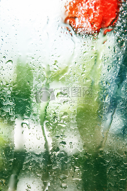 夏日雨后沾满水滴的玻璃图片