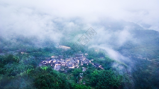 爱丽丝仙境云雾笼罩中的小村古村背景